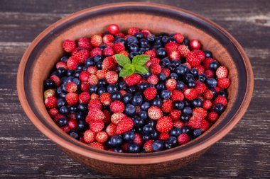 Taze çilek ve yaban mersini, yaban berry.