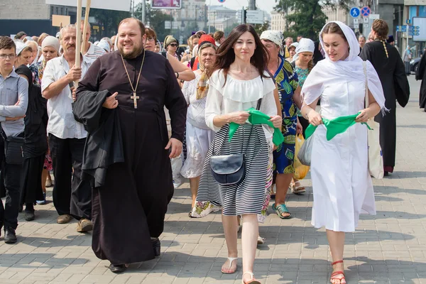 Farníci ukrajinské pravoslavné církve moskevský patriarchát během náboženského procesí. Kyjev, Ukrajina — Stock fotografie