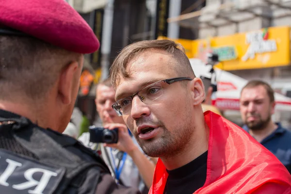 Detención de un miembro del batallón de voluntarios de la policía nacional de Sich durante la procesión religiosa feligreses Iglesia ortodoxa ucraniana Patriarcado de Moscú. Kiev, Ucrania —  Fotos de Stock