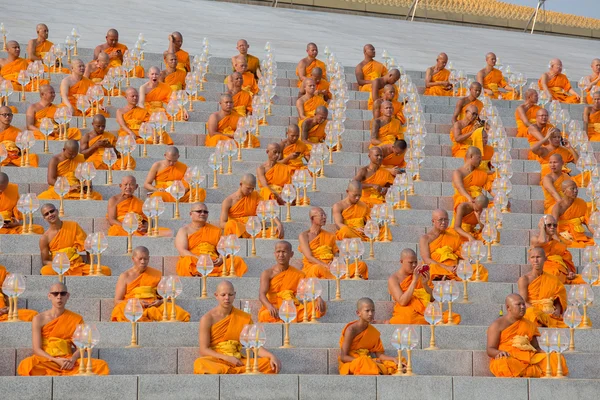 Thai monks during Buddhist ceremony Magha Puja Day in Wat Phra Dhammakaya in Bangkok, Thailand — Stock Photo, Image