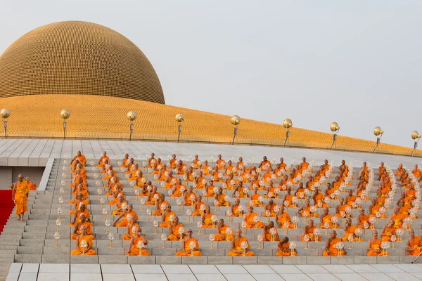 Thai monks during Buddhist ceremony Magha Puja Day in Wat Phra Dhammakaya in Bangkok, Thailand — Stock Photo, Image