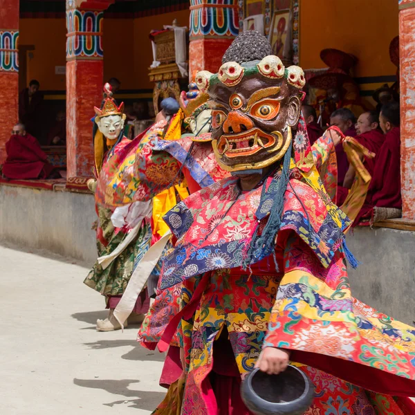 Tibet lama Hemis Gompa Budist festival Tsam gizem dans dans maske giymiş. Ladakh, Kuzey Hindistan — Stok fotoğraf