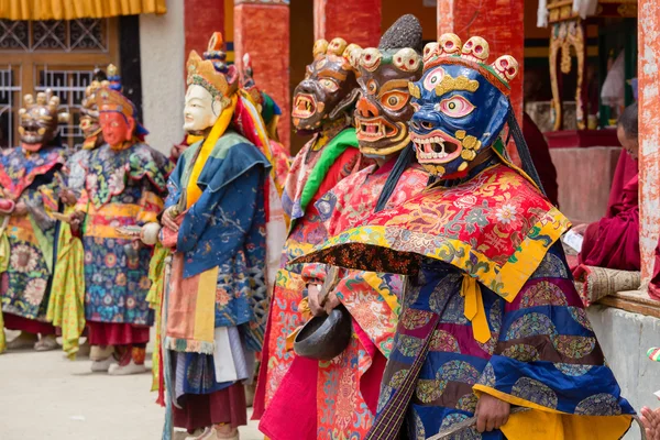 Tibetan lama dressed in mask dancing Tsam mystery dance on Buddhist festival at Hemis Gompa. Ladakh, North India — Stock Photo, Image