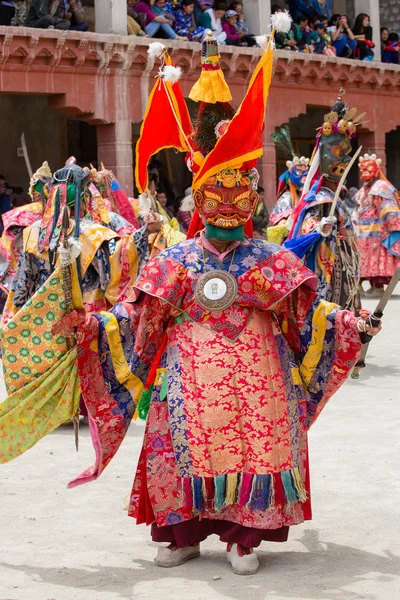 Tibetan lama dressed in mask dancing Tsam mystery dance on Buddhist festival at Hemis Gompa. Ladakh, North India — Stock Photo, Image