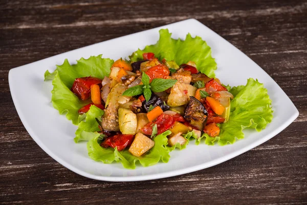 Guisado de legumes em prato, close-up . — Fotografia de Stock