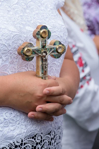 Vieille Ukrainienne tenant une croix orthodoxe dans les mains,. Kiev, Ukraine — Photo