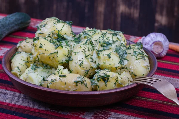 莳萝与大蒜素板上涂的黄油煮的土豆 — 图库照片