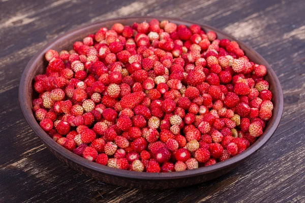 Frische, reife Erdbeeren, Waldbeeren auf dem Holztisch — Stockfoto