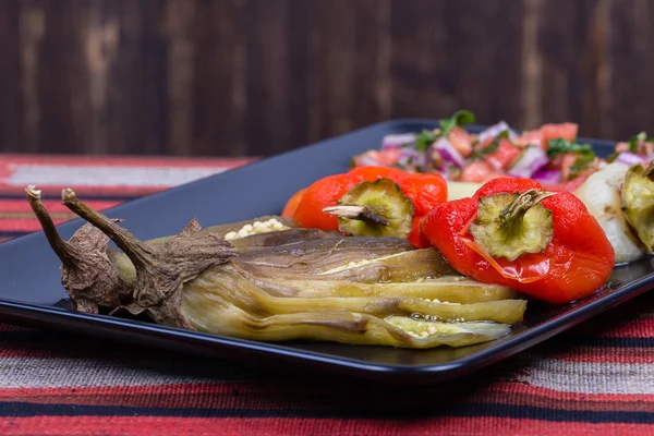 Legumes assados com salsa de tomate — Fotografia de Stock