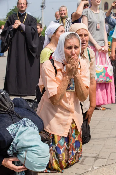 Feligreses Iglesia ortodoxa ucraniana Patriarcado de Moscú durante la procesión religiosa. Kiev, Ucrania — Foto de Stock