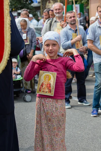 Niños y feligreses Iglesia ortodoxa ucraniana Patriarcado de Moscú durante la procesión religiosa. Kiev, Ucrania — Foto de Stock