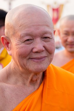 Tay rahipler sırasında Budist töreni Magha Puja günde Wat Phra Dhammakaya Bangkok, Tayland