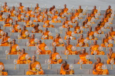 Tay rahipler sırasında Budist töreni Magha Puja günde Wat Phra Dhammakaya Bangkok, Tayland
