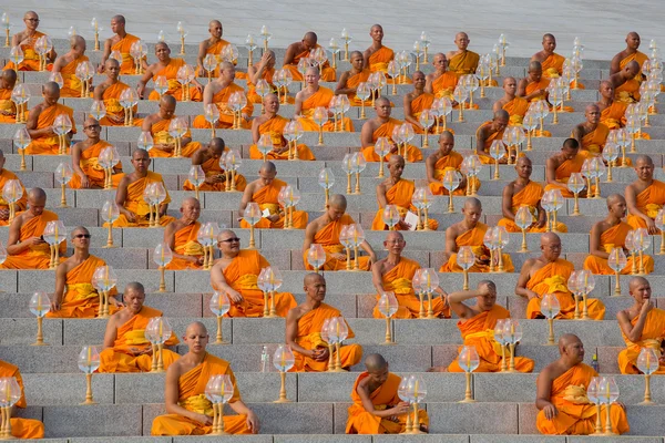 Thai monks during Buddhist ceremony Magha Puja Day in Wat Phra Dhammakaya in Bangkok, Thailand — Stock Photo, Image