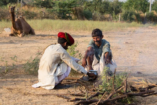 Homens indianos cozinhando comida no fogo perto de Pushkar, Índia — Fotografia de Stock