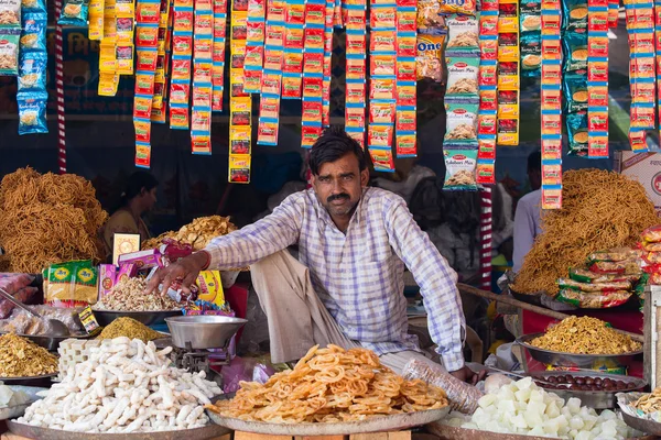 Monger indio y puesto de dulces en la ciudad de Pushkar, India — Foto de Stock