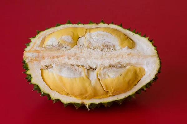 Król owoców, durian na czerwonym tle. Z bliska — Zdjęcie stockowe