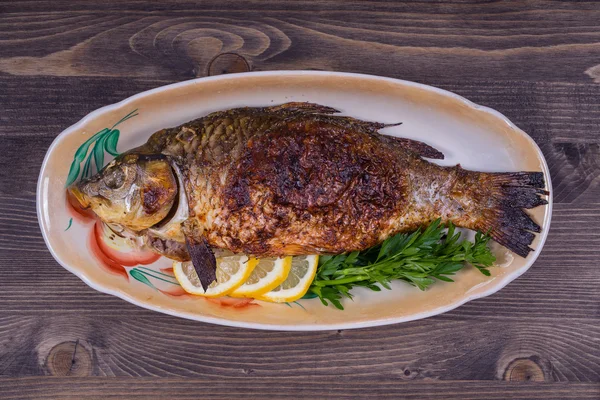 Stekt fisk karp på plattan — Stockfoto