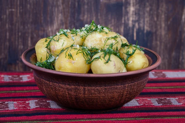 Patate bollite con aneto e aglio nel burro su un piatto — Foto Stock