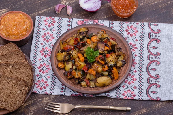 Stufato di verdure in piatto, da vicino . — Foto Stock