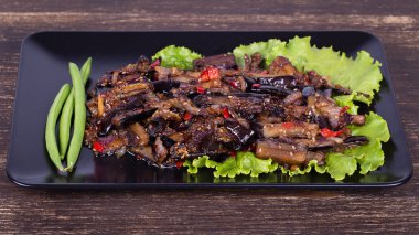 Fırında patlıcan soğan, sarımsak, kırmızı sıcak biber biber ve ceviz ile