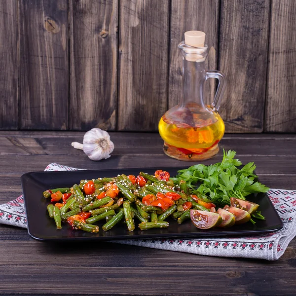 Gezonde groene bonen, rode cherry tomaat met sesamzaadjes — Stockfoto