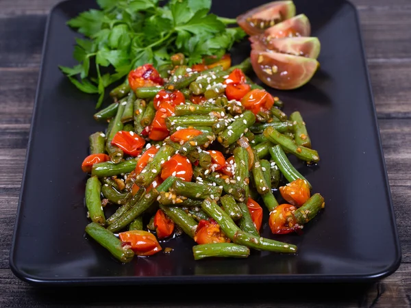 Susam ile sağlıklı yeşil fasulye, kırmızı kiraz domates — Stok fotoğraf