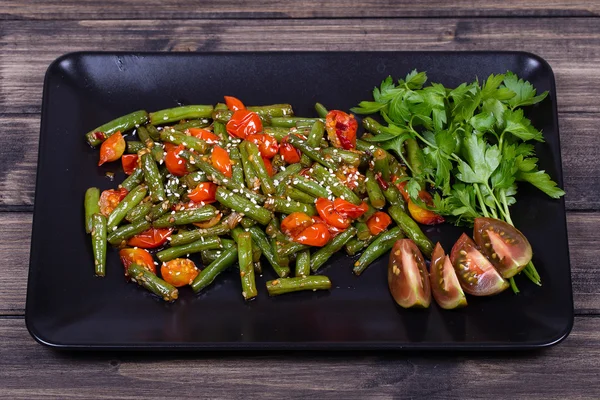 Judías verdes saludables, tomate rojo cereza con semillas de sésamo —  Fotos de Stock