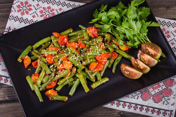 Haricots verts sains, tomates cerises rouges aux graines de sésame — Photo