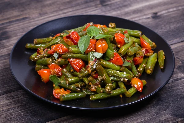 Gezonde groene bonen, rode cherry tomaat met sesamzaadjes — Stockfoto