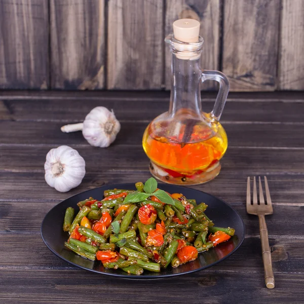 Haricots verts sains, tomates cerises rouges aux graines de sésame — Photo