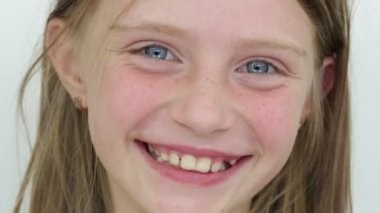 Güzel genç kız, kapalı, çocukların yakın çekim portre gülümsemek