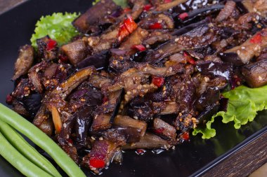 Fırında patlıcan soğan, sarımsak, kırmızı sıcak biber biber ve ceviz ile