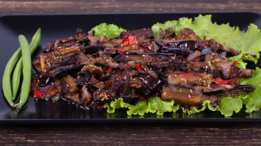 Fırında patlıcan soğan, sarımsak, kırmızı sıcak biber biber ve ceviz ile