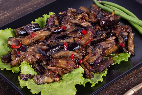 Melanzane al forno con cipolle, aglio, peperoncino rosso piccante e noci — Foto Stock