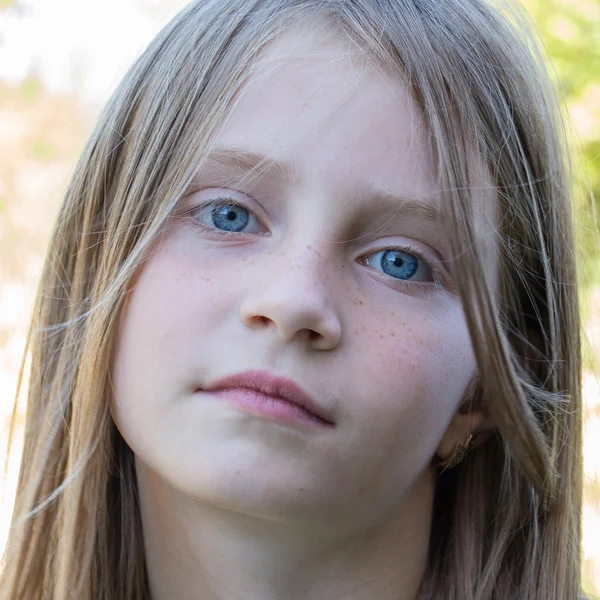 Mooi jong meisje buiten, portret kinderen close-up — Stockfoto
