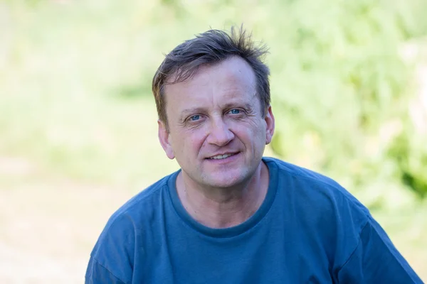 Retrato de homem de meia-idade relaxante na natureza, close-up — Fotografia de Stock