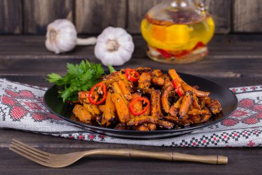 Kavrulmuş havuç siyah plaka, yakın çekim