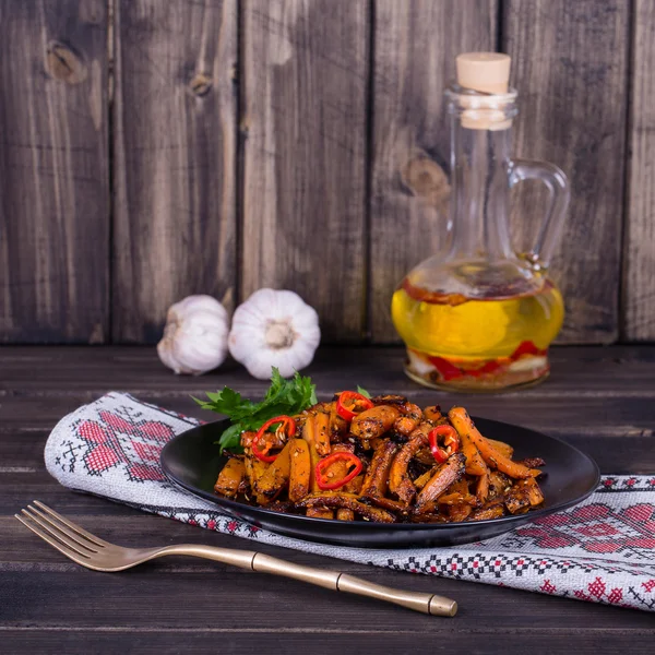 Roasted carrots in black plate, close up — Stock Photo, Image