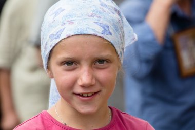 Çocuk ve cemaat Ukraynalı Ortodoks Kilisesi Moskova Patrikhanesi dini geçit töreni sırasında. Kiev, Ukrayna