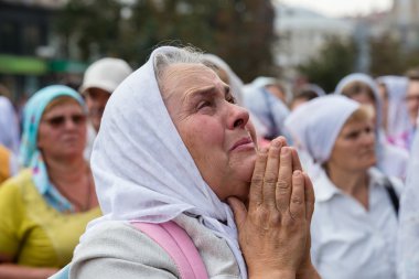 Cemaat Ukraynalı Ortodoks Kilisesi Moskova Patrikhanesi dini geçit töreni sırasında. Kiev, Ukrayna