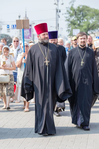 Farníci ukrajinské pravoslavné církve moskevský patriarchát během náboženského procesí. Kyjev, Ukrajina — Stock fotografie