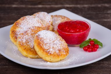 Peynirli krep beyaz tabakta bal ile.