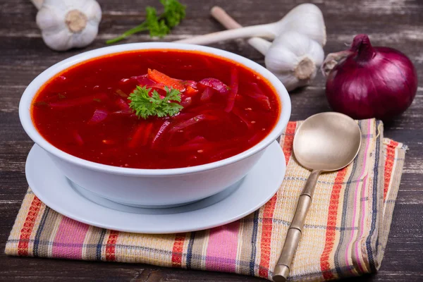 Comida nacional ucraniana y rusa - sopa de remolacha roja, borscht  . — Foto de Stock