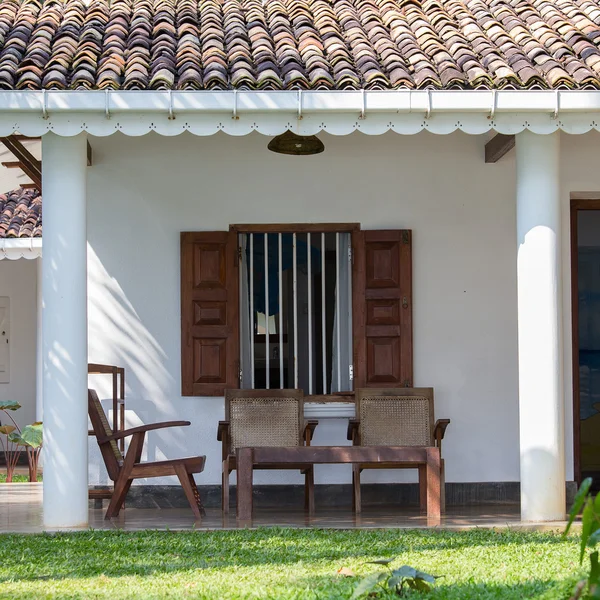 Terras met houten tafel en stoelen in een tropische huis — Stockfoto