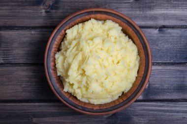 Ahşap masa üzerinde bir tabak patates püresi