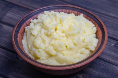 Ahşap masa üzerinde bir tabak patates püresi