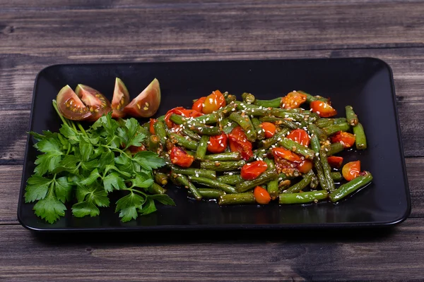 Fagiolini sani, pomodoro rosso ciliegia con semi di sesamo — Foto Stock