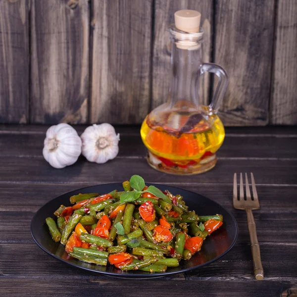 Gezonde groene bonen, rode cherry tomaat met sesamzaadjes — Stockfoto