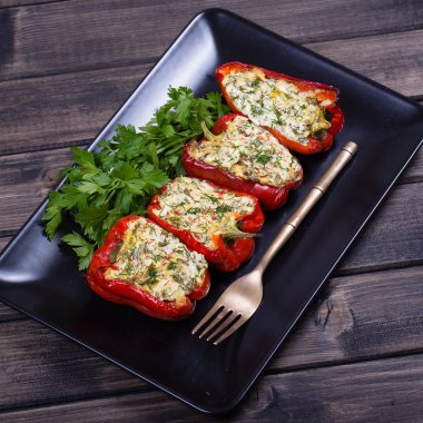 Siyah plaka kırmızı biber dolması